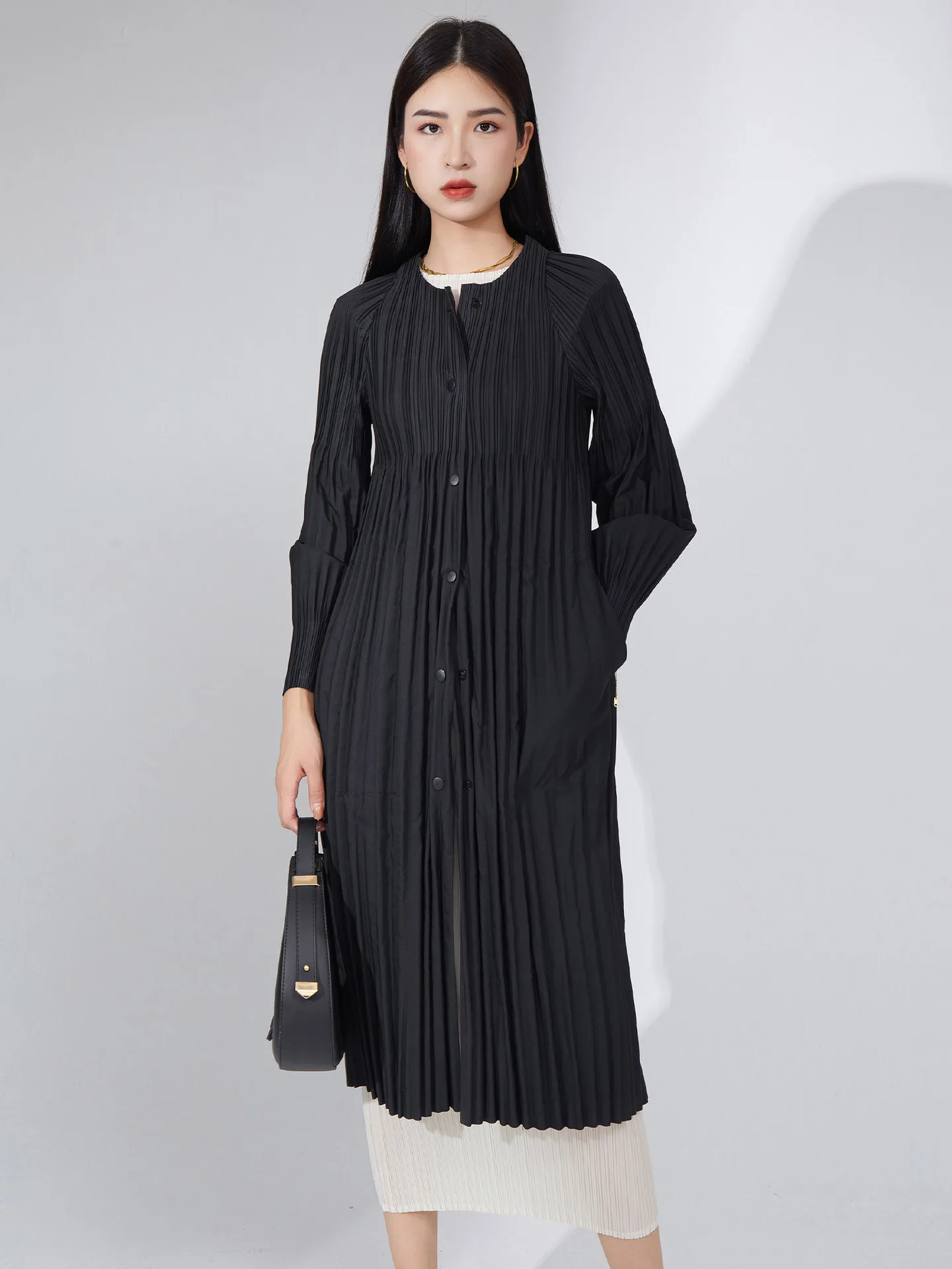 Плиссированное черное пальто, женский простой универсальный высококачественный тренч, женское осеннее свободное пальто средней длины 2023 г.